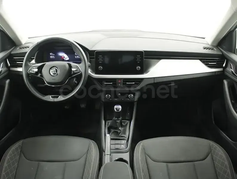 Usado Skoda Kamiq 110 CV (80 kW) 2022 Blanco SUV