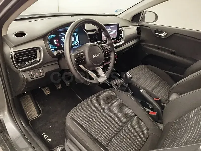 Usado Kia Stonic 100 CV (73 kW) 2025 Gris / plata SUV