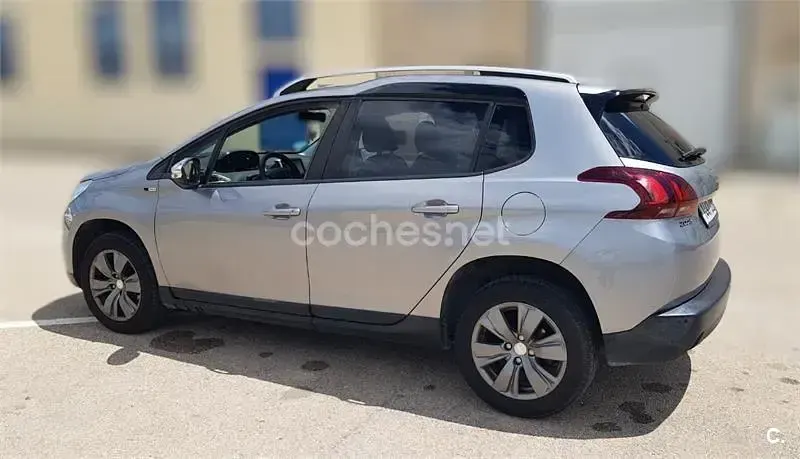 Usado Peugeot 2008 Allure 100 CV (73 kW) 2017 Gris / plata SUV