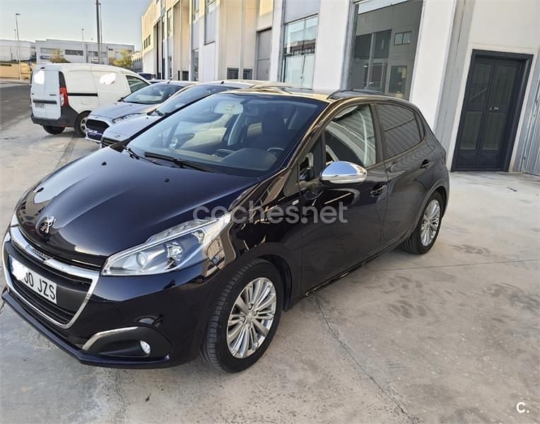 Usado Peugeot 208 Style 82 CV (60 kW) 2016 Violeta / lila Utilitario