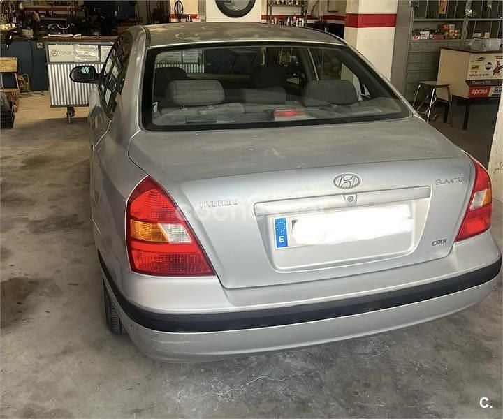 Gris / plata Usado 2001 Hyundai Elantra Berlina | 1300 € - Imagen 1/2
