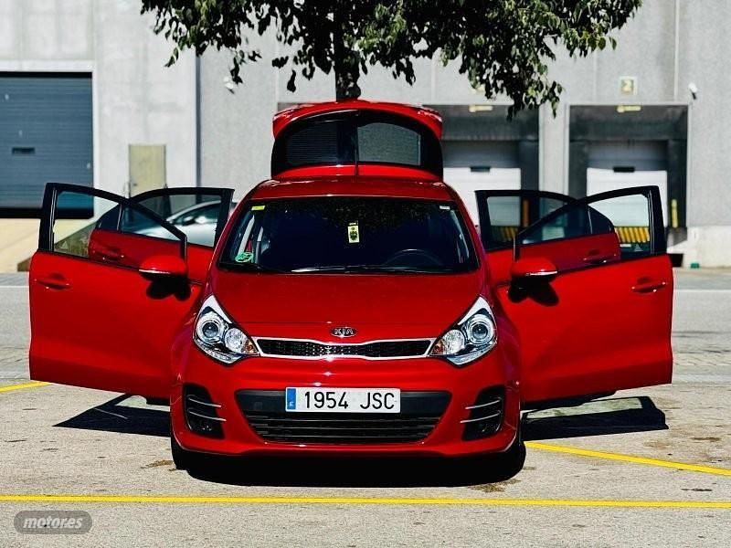 Usado Kia Rio 84 CV (61 kW) 2016 Rojo Utilitario