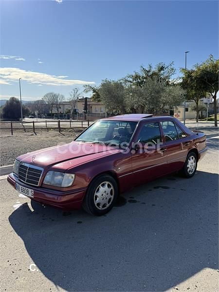 Usado Mercedes E300 136 CV (100 kW) 1993 Granate Familiar