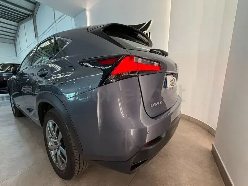 Usado Lexus NX300h Executive Line 197 CV (144 kW) 2017 Gris / plata SUV
