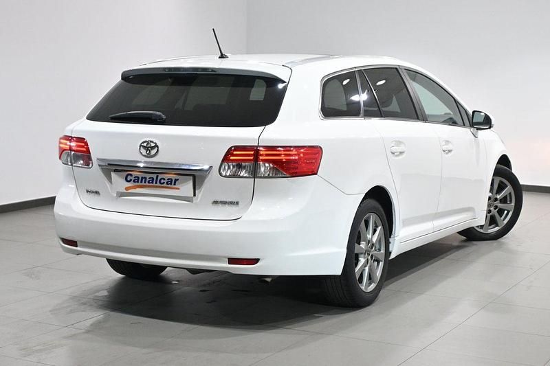 Usado Toyota Avensis Executive 124 CV (91 kW) 2013 Blanco Familiar