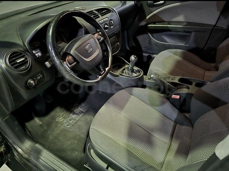 Usado Seat Leon 85 CV (62 kW) 2012 Negro Berlina