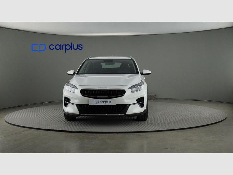 Usado Kia XCeed 120 CV (88 kW) 2022 Deluxe white (perlado) SUV
