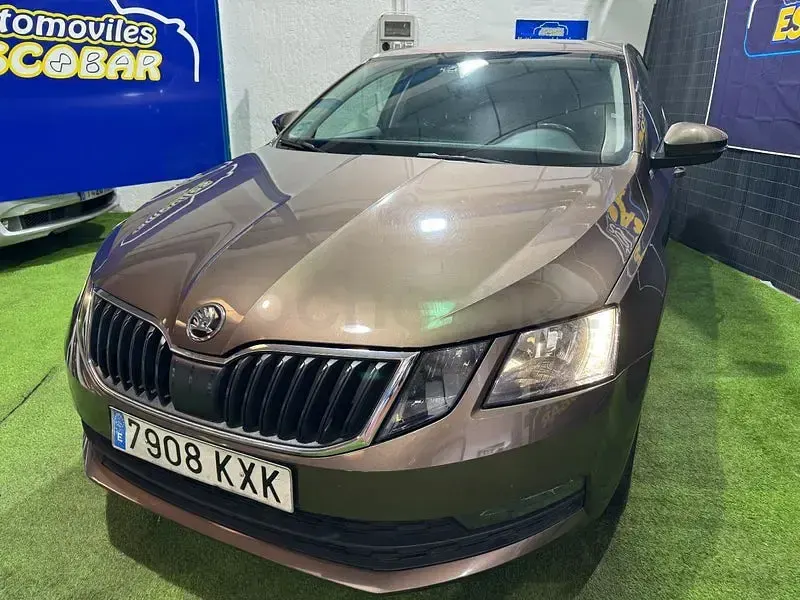 Usado Skoda Octavia Ambition 150 CV (110 kW) 2019 Marrón Berlina