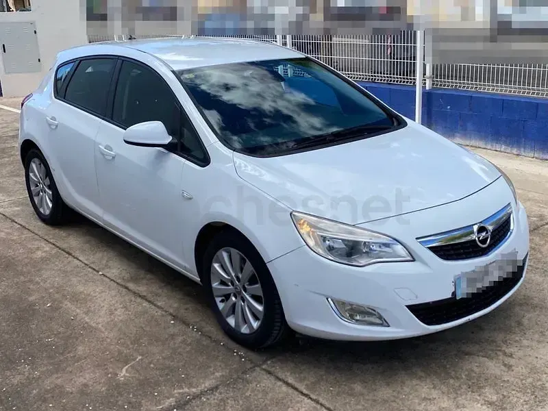 Usado Opel Astra Enjoy 110 CV (80 kW) 2011 Blanco Berlina