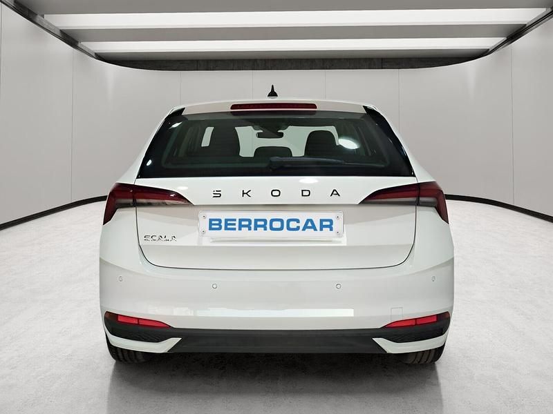 Usado Skoda Scala Essence 95 CV (69 kW) 2024 Blanco Utilitario