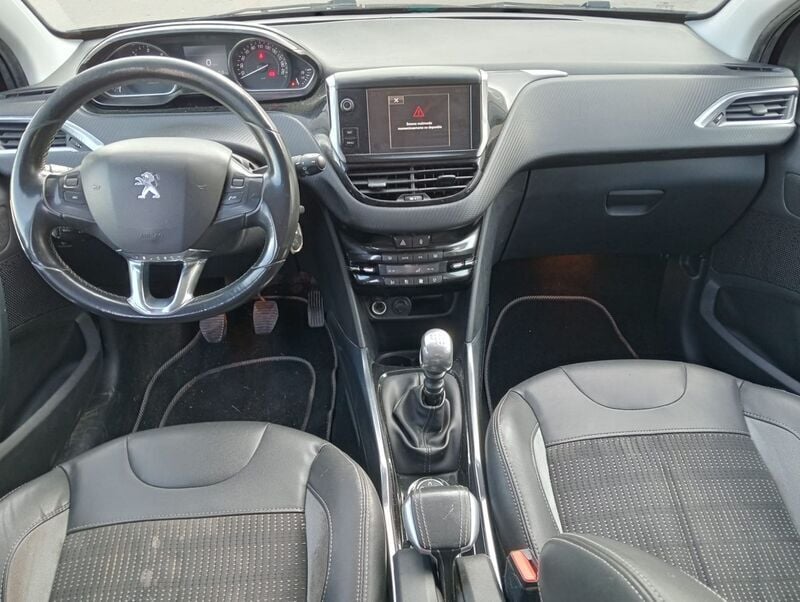 Usado Peugeot 2008 Allure 115 CV (84 kW) 2015 Negro SUV