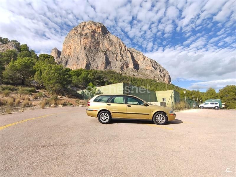 Amarillo Usado 2002 Volvo V40 Familiar | 2600 € - Imagen 1/4