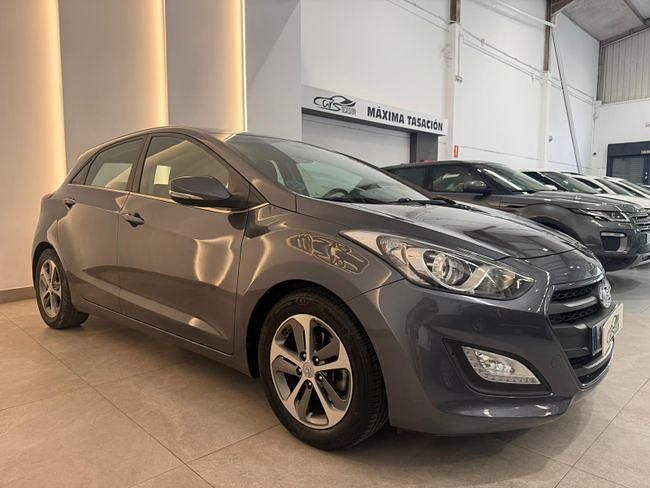 Usado Hyundai i30 100 CV (73 kW) 2015 Gris / plata Berlina