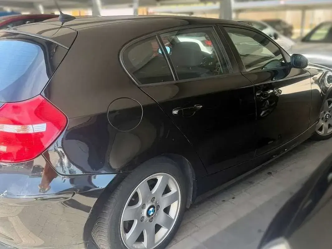 Usado BMW 118 150 CV (110 kW) 2010 Negro Utilitario