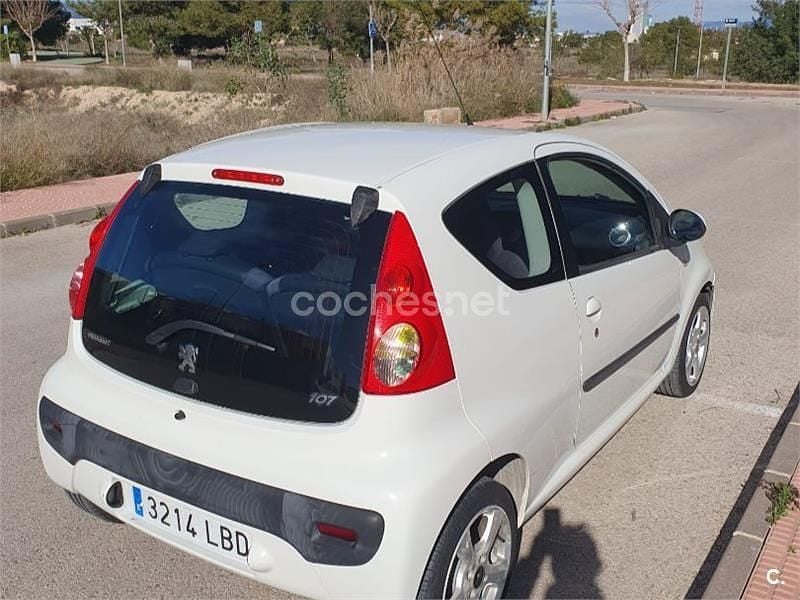 Usado Peugeot 107 68 CV (50 kW) 2010 Blanco Utilitario