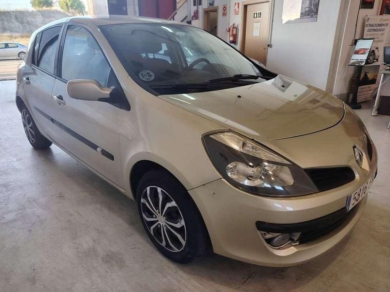 Usado Renault Clio II Authentique 70 CV (51 kW) 2007 Beige Berlina