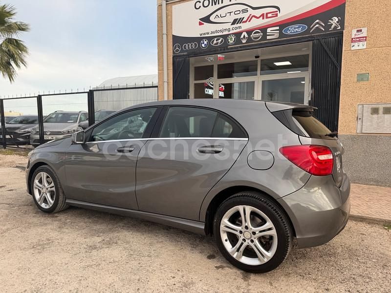Usado Mercedes A180 Urban 122 CV (89 kW) 2015 Gris / plata Berlina