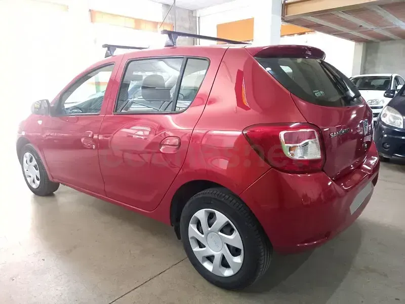 Usado Dacia Sandero Ambiance 75 CV (55 kW) 2013 Granate Berlina