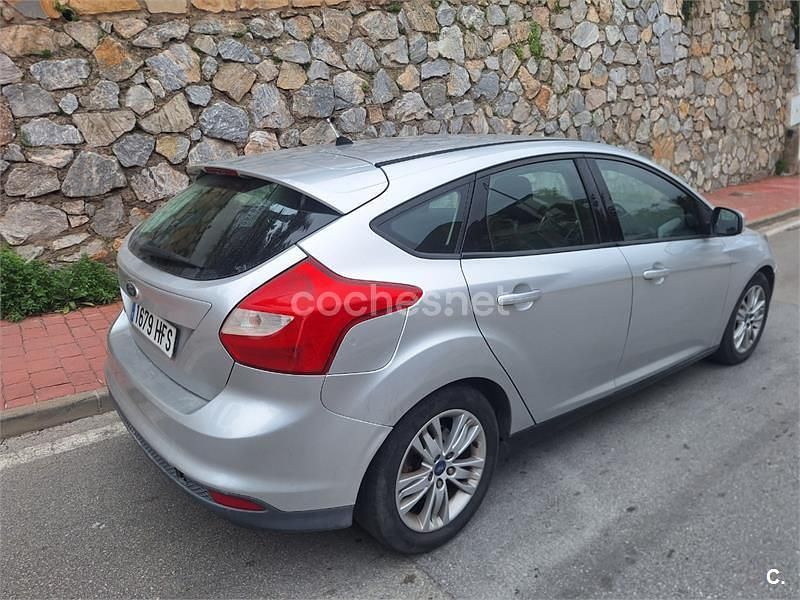 Usado Ford Focus Trend 95 CV (69 kW) 2011 Gris / plata Berlina