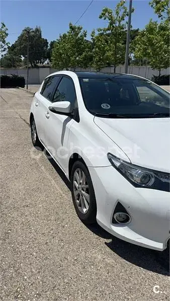 Usado Toyota Auris Active 90 CV (66 kW) 2013 Blanco Berlina
