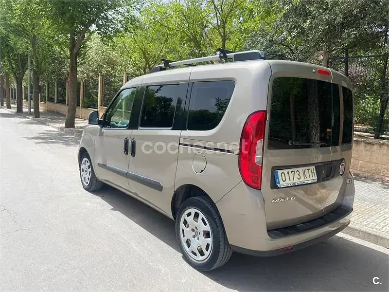Usado Fiat Doblò Lounge 95 CV (69 kW) 2016 Marrón Monovolumen