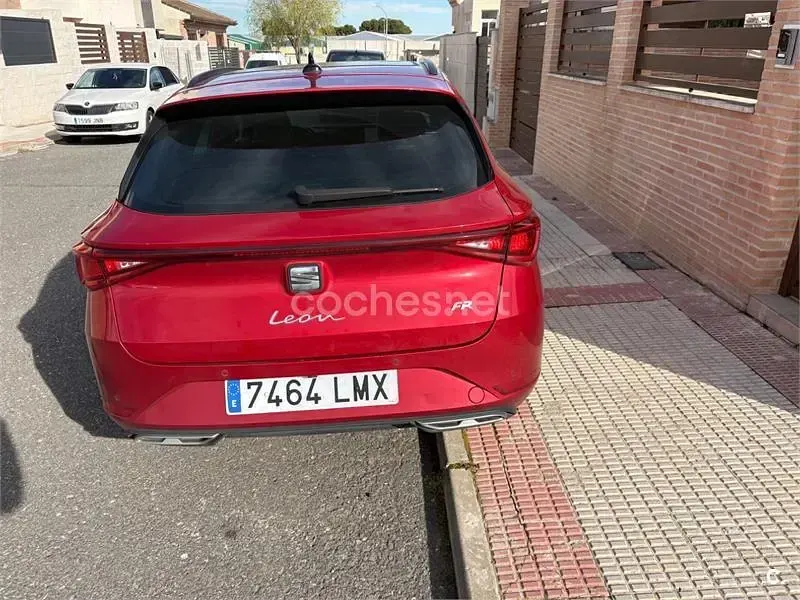 Usado Seat Leon FR 150 CV (110 kW) 2021 Granate Familiar