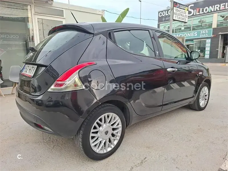 Usado Lancia Ypsilon 95 CV (69 kW) 2013 Negro Utilitario