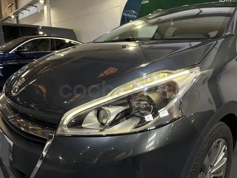 Usado Peugeot 208 Access 82 CV (60 kW) 2016 Gris / plata Utilitario