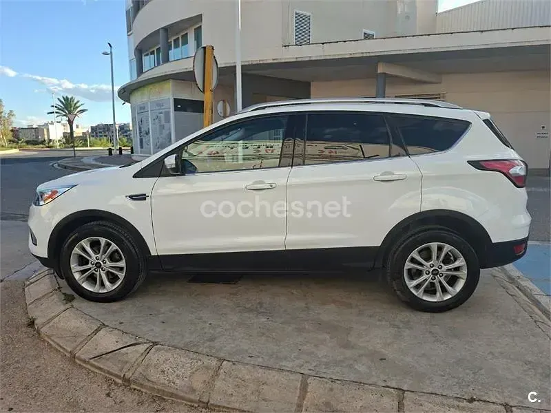 Usado Ford Kuga Business Edition 150 HP (110 kW) 2017 Branco SUV