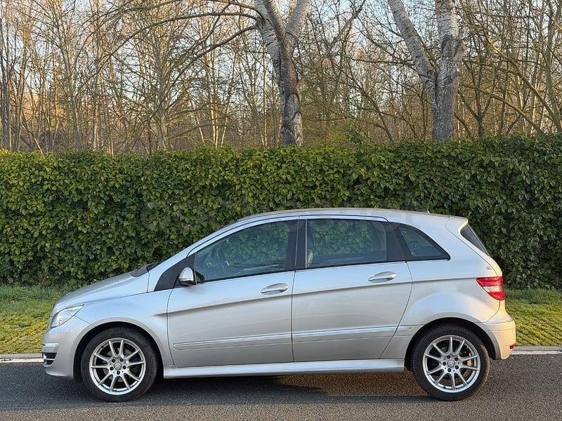 Usado Mercedes B180 109 CV (80 kW) 2011 Gris / plata Monovolumen