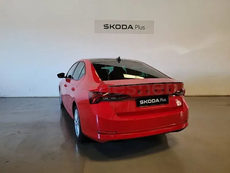 Usado Skoda Octavia Ambition 150 CV (110 kW) 2023 Rojo Berlina
