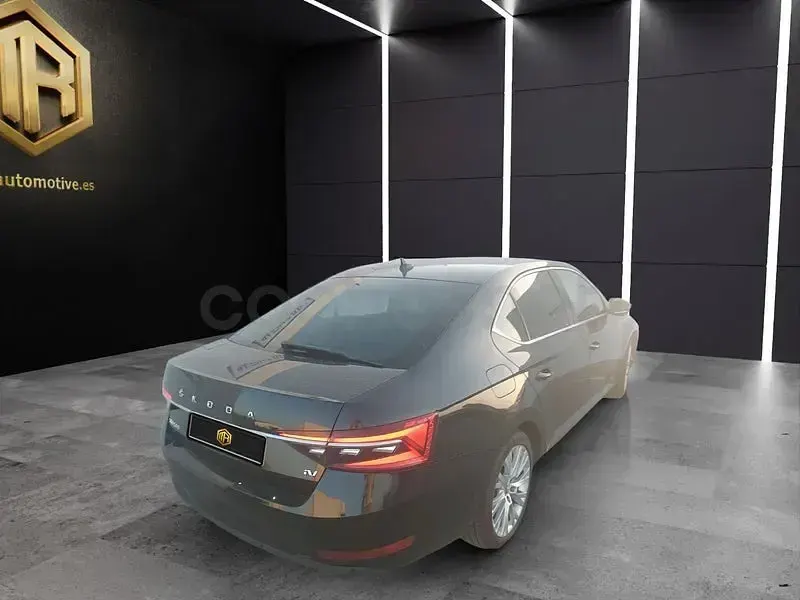 Usado Skoda Superb Style 218 CV (160 kW) 2021 Negro Berlina