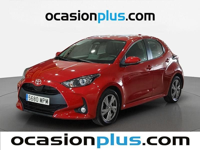 Usado Toyota Yaris Hybrid Active 116 CV (85 kW) 2024 Rojo Utilitario