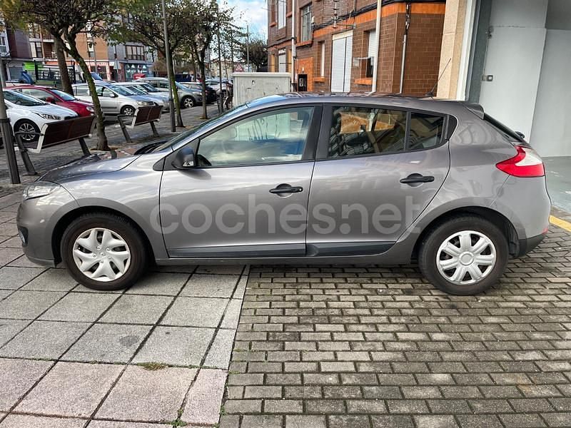 Usado Renault Mégane Authentique 90 CV (66 kW) 2012 Gris / plata Berlina