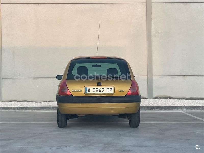 Usado Renault Clio II 60 CV (44 kW) 1998 Amarillo Berlina