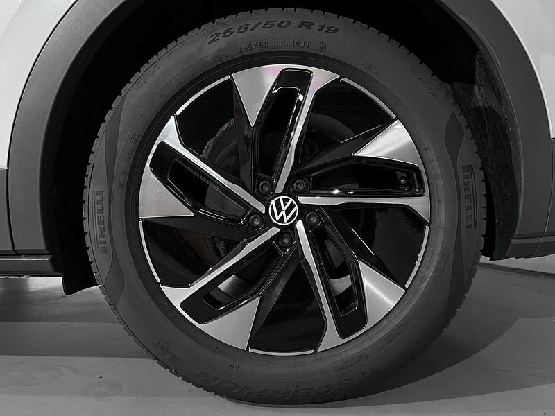 Usado VW ID.4 Pro 150 kW (204 CV) 2024 Blanco glaciar metalizado con techo negro SUV