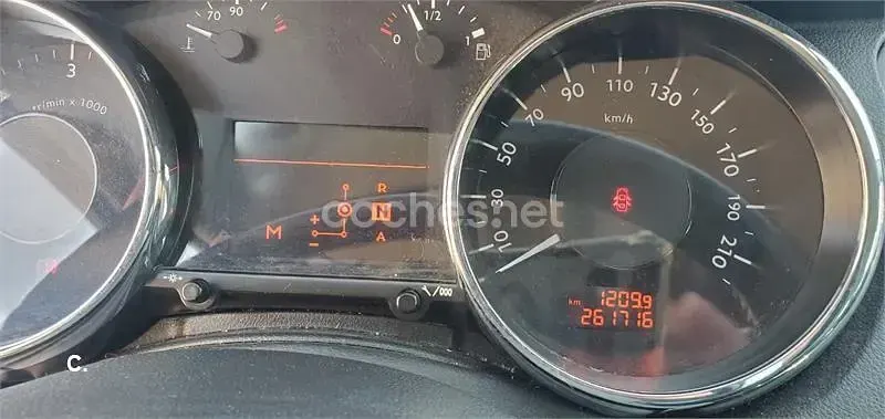 Usado Peugeot 5008 Active 112 CV (82 kW) 2012 Rojo Monovolumen