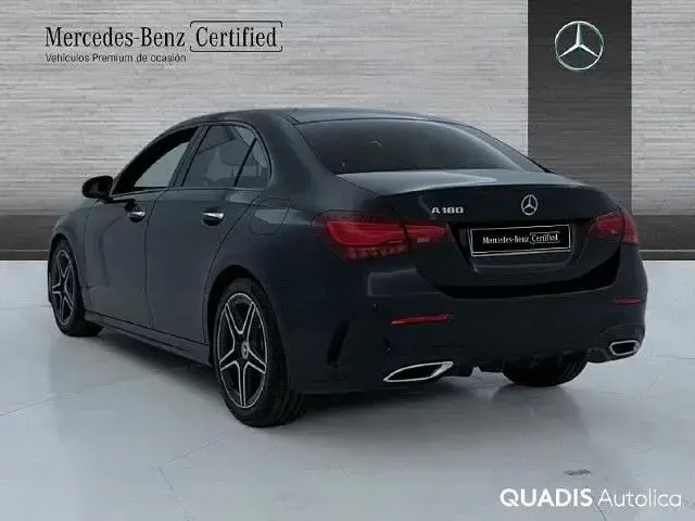 Usado Mercedes A180 136 CV (100 kW) 2025 Negro cosmos
