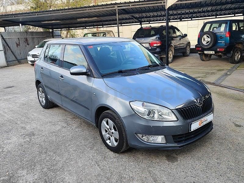 Käytetty Skoda Fabia Ambition 90 HP (66 kW) 2013 Harmaa Sedan