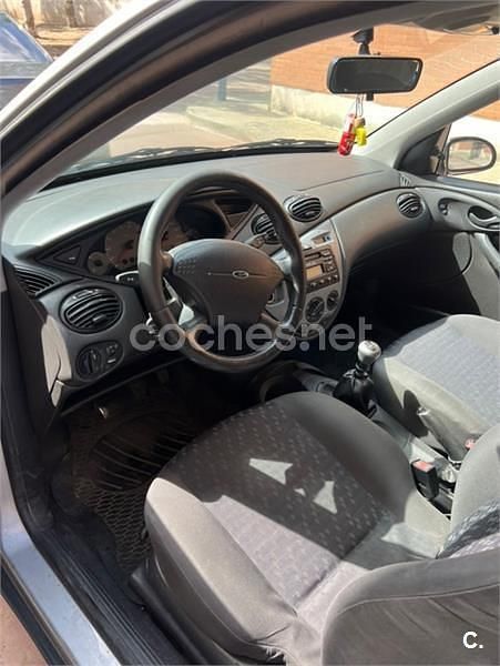 Usado Ford Focus Trend 90 CV (66 kW) 2000 Gris / plata Berlina