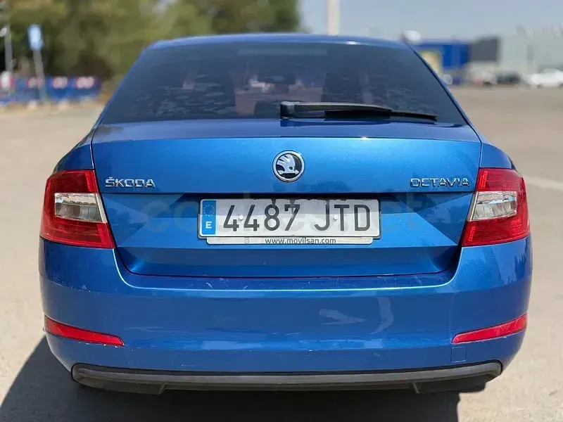 Usado Skoda Octavia Style 110 CV (80 kW) 2016 Azul Familiar