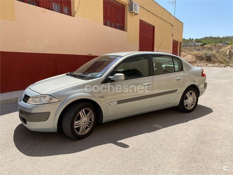Beige Usado 2004 Renault Mégane II Dynamique Berlina | 1500 € - Imagen 1/2