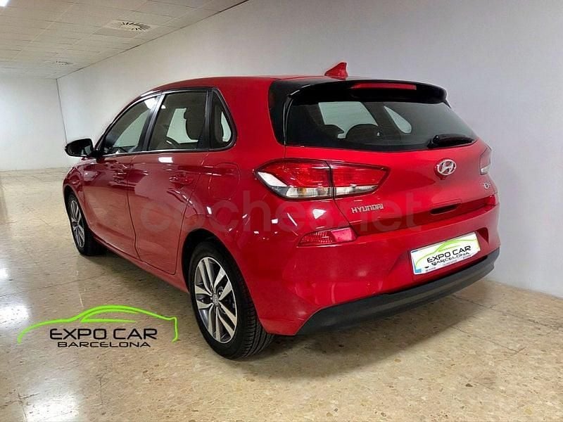 Usado Hyundai i30 120 CV (88 kW) 2019 Rojo Berlina