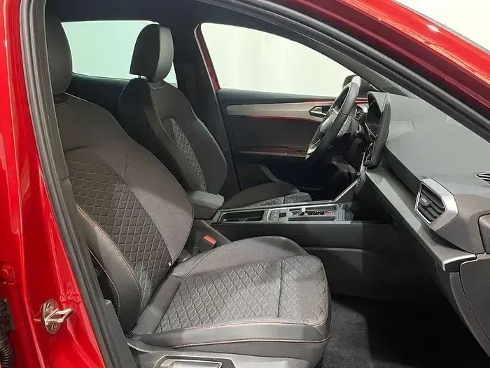 Usado Seat Leon FR 204 CV (150 kW) 2025 Rojo Berlina