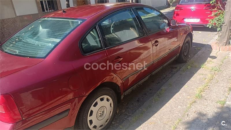 Usado VW Passat 90 CV (66 kW) 1997 Granate Berlina