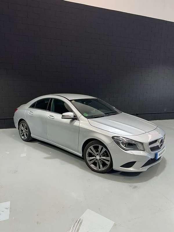 Usado Mercedes CLA220 Urban 170 CV (125 kW) 2014 Plateado Berlina