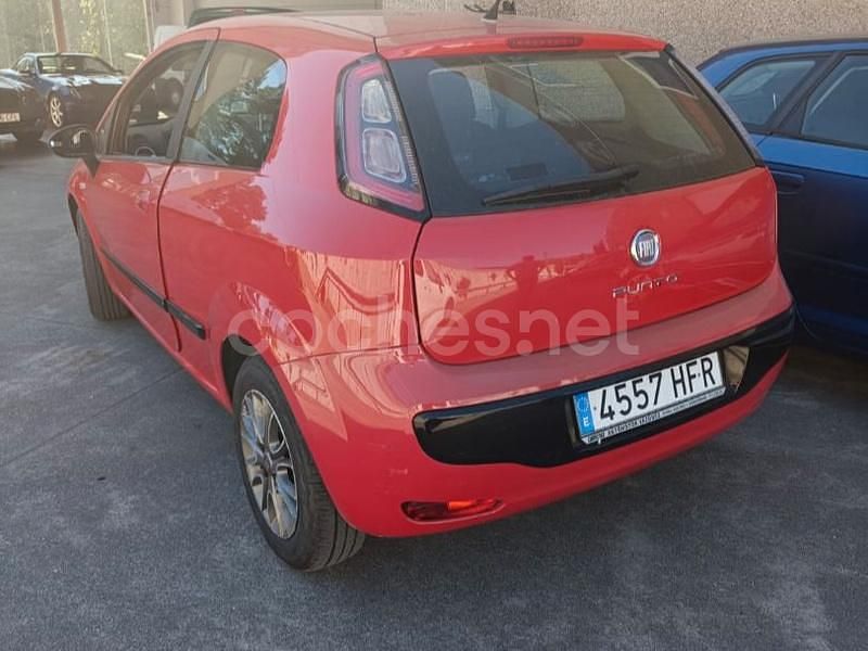 Usado Fiat Punto Active 75 CV (55 kW) 2011 Rojo Berlina