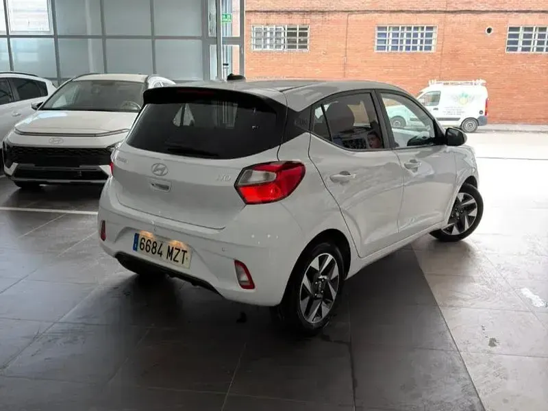 Usado Hyundai i10 63 CV (46 kW) 2025 Blanco Utilitario
