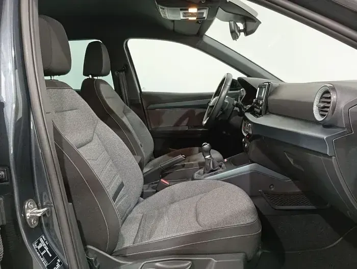 Usado Seat Arona Xperience 110 CV (80 kW) 2023 Gris / plata SUV