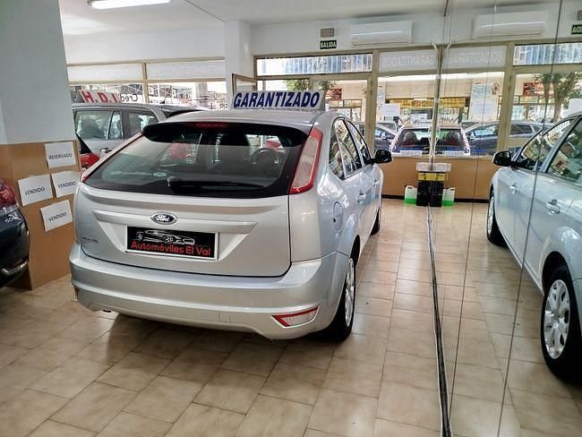 Usado Ford Focus Trend 100 CV (73 kW) 2011 Gris Berlina